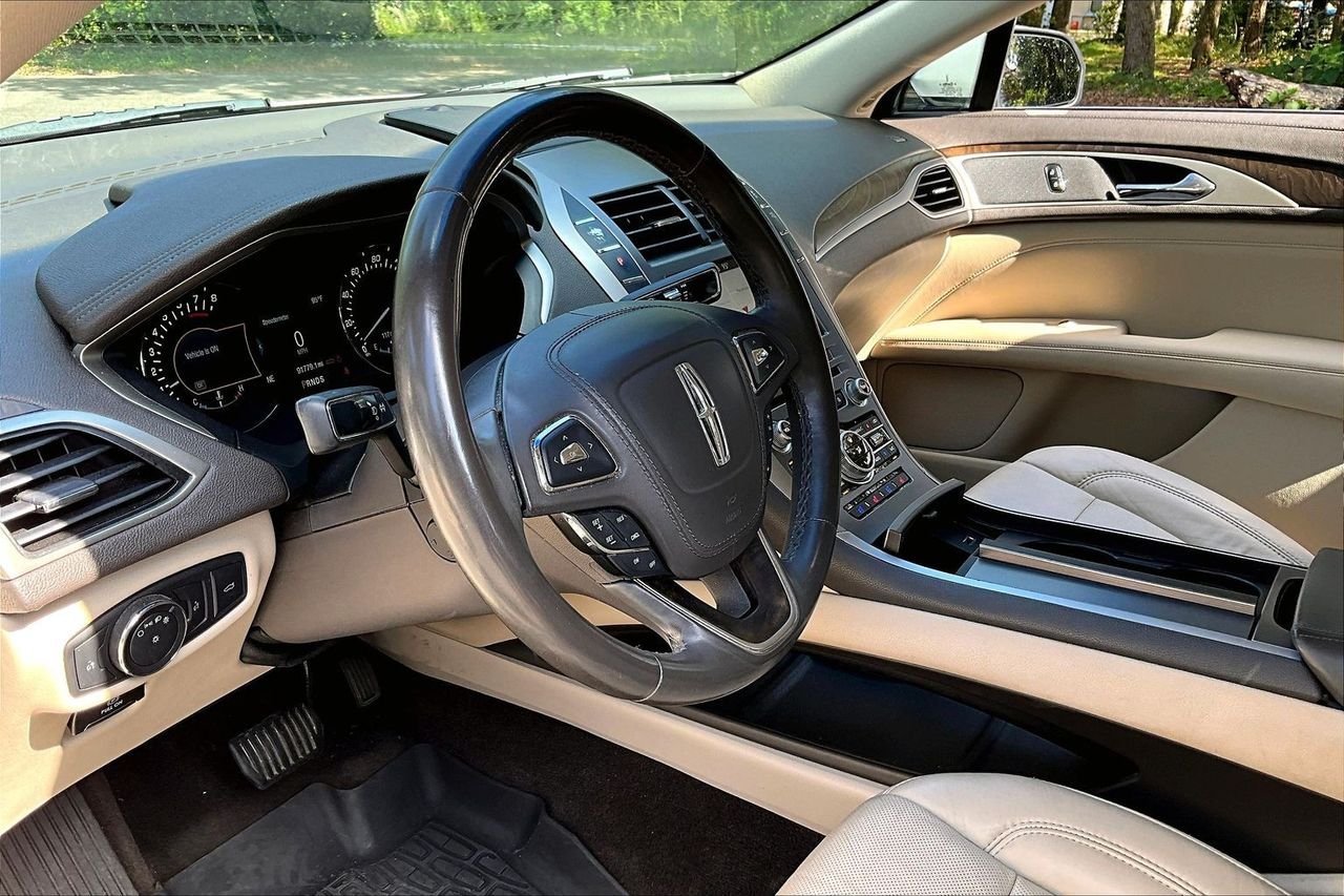 Used 2017 White Lincoln Reserve image 14
