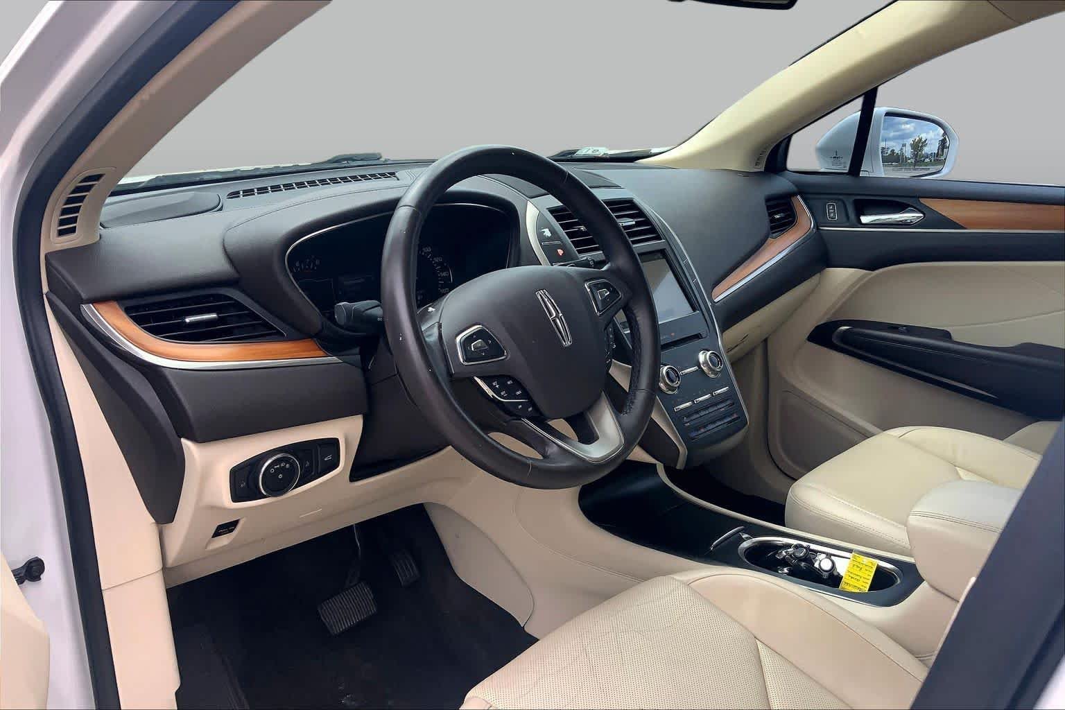Used 2016 White Platinum Metallic Tri-Coat Lincoln Reserve image 17