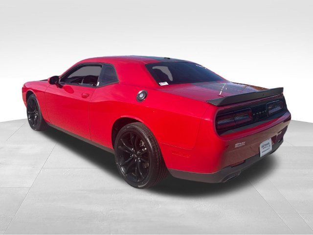Used 2018 Red Dodge SXT image 3