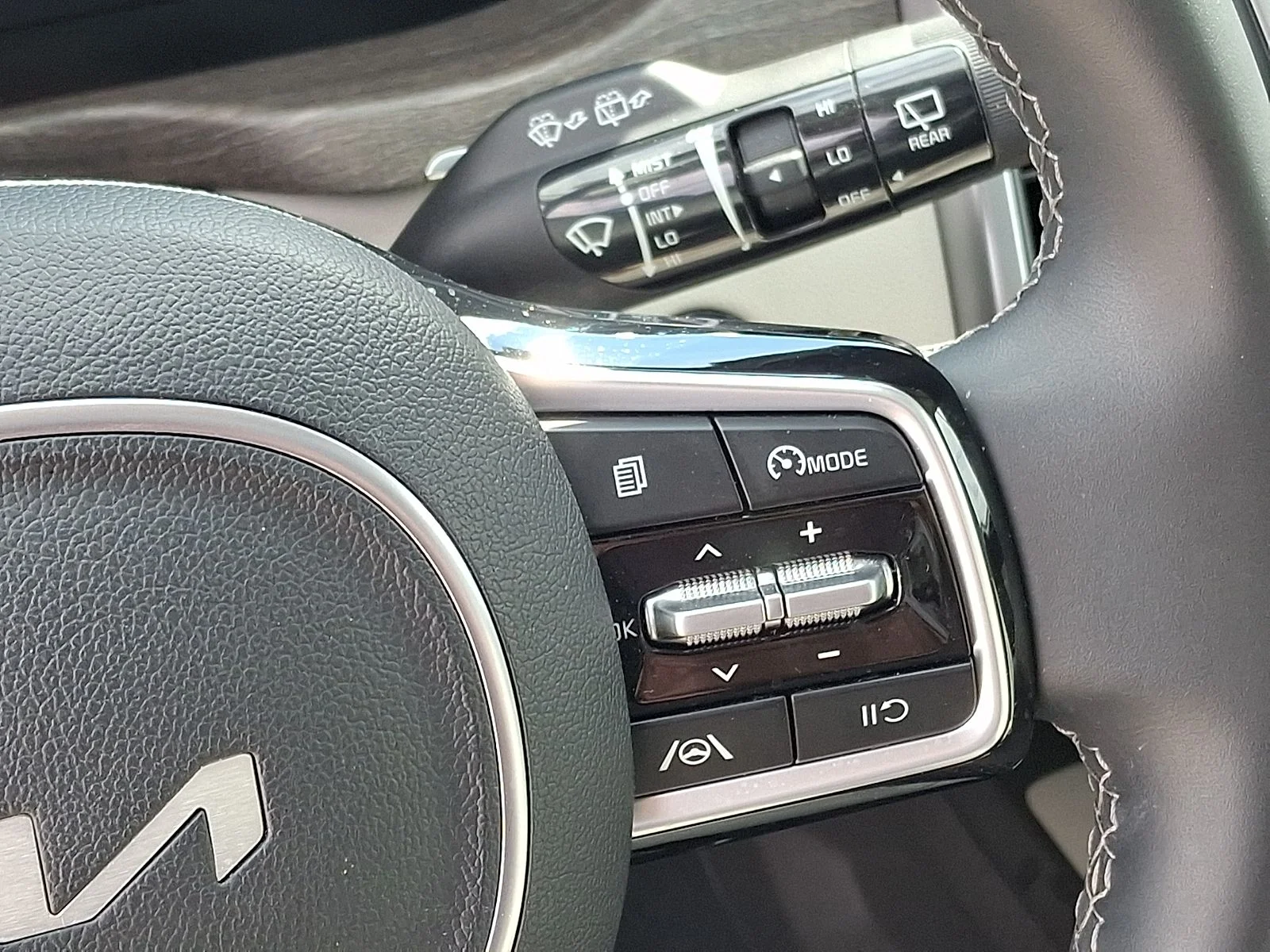 Used 2023 Green Kia X-Line S image 23