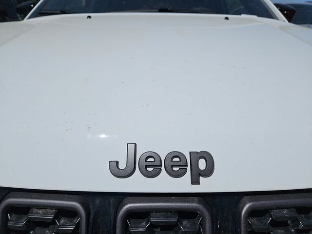 New 2026 Bright White Clear-Coat Exterior Paint Jeep Latitude image 5