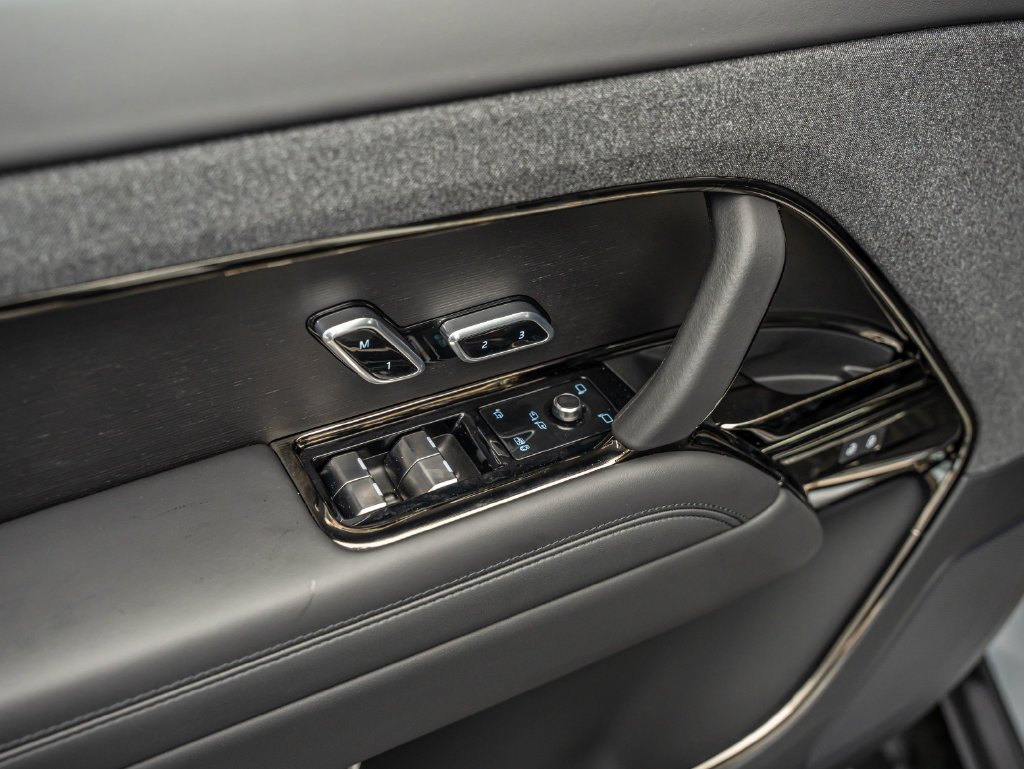 New 2026 Fuji White Land Rover Dynamic SE image 16
