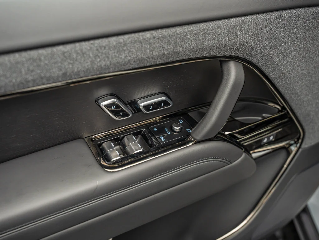 New 2026 Fuji White Land Rover Dynamic SE image 16