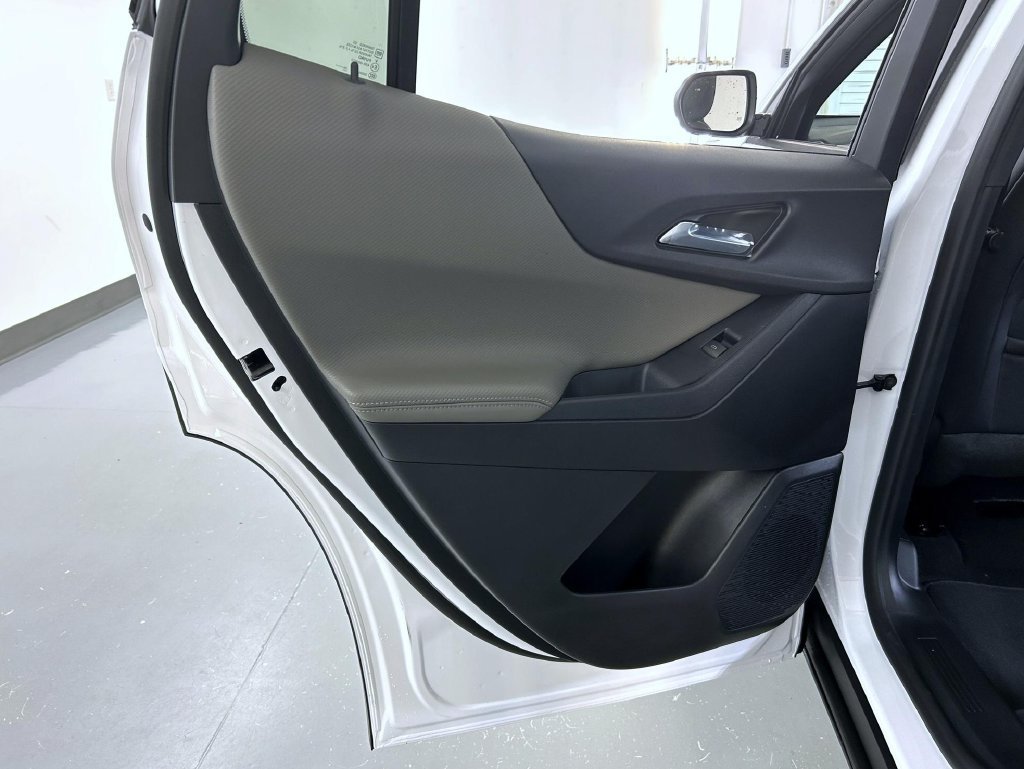 New 2027 Summit White Chevrolet LT image 20