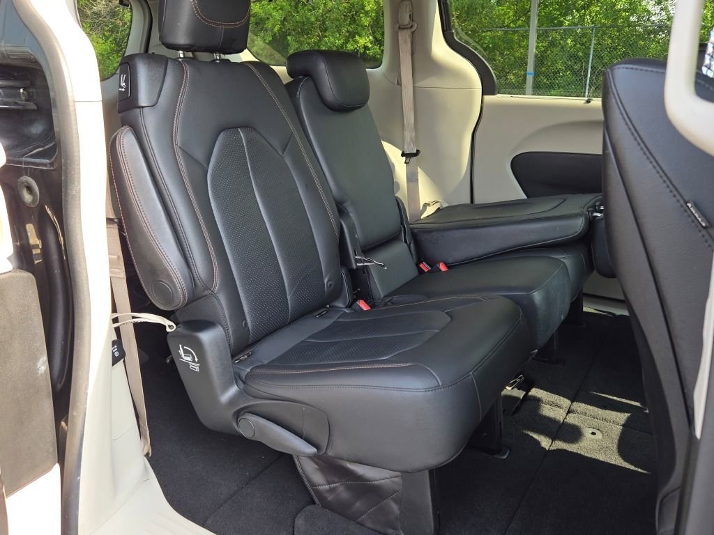 Used 2018 Gray Chrysler Touring L Plus image 9