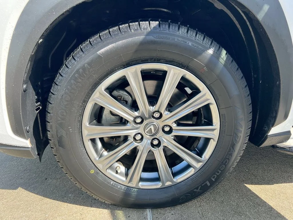 Used 2018 Eminent White Pearl Lexus 300h image 9