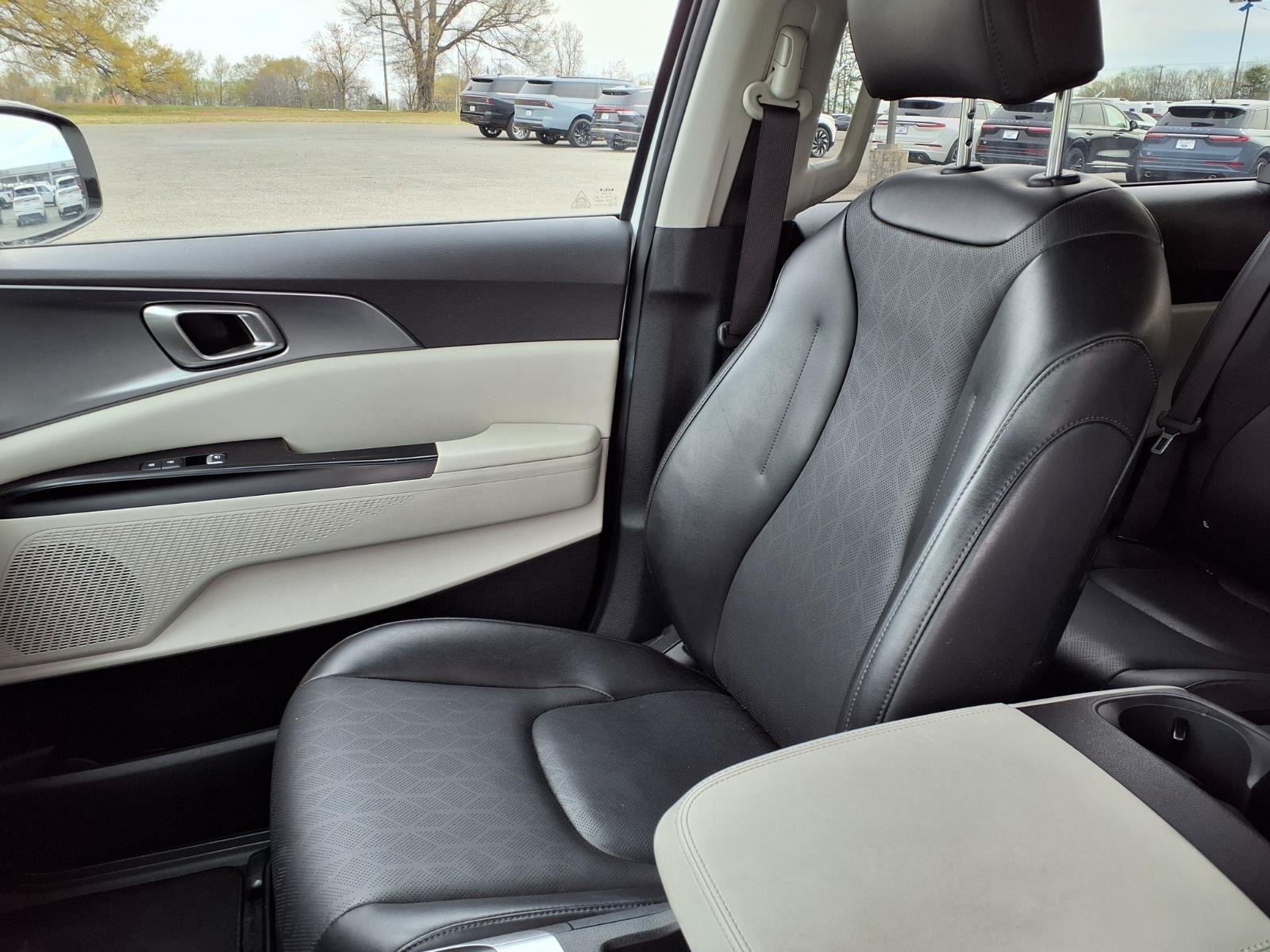Used 2024 Snow White Pearl Kia LX image 20