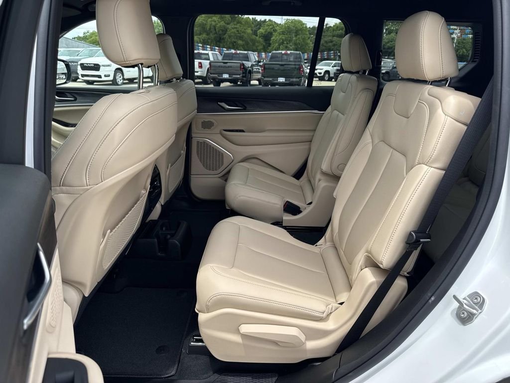 New 2026 Bright White Clear-Coat Exterior Paint Jeep Limited image 28
