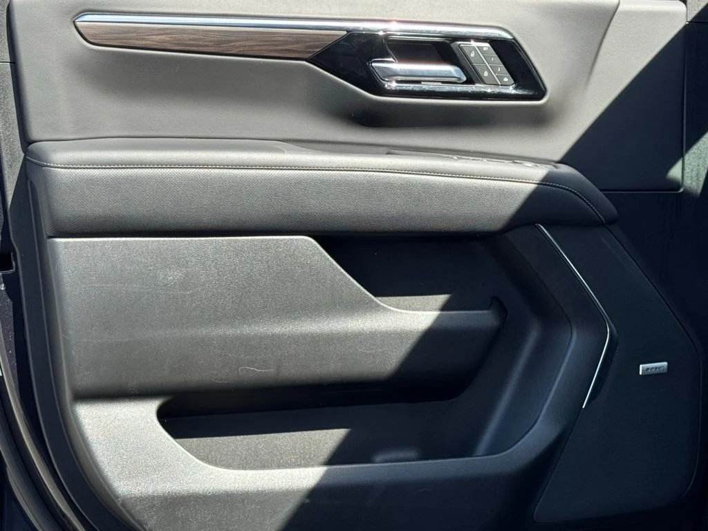 Used 2025 Gray Chevrolet Premier image 17