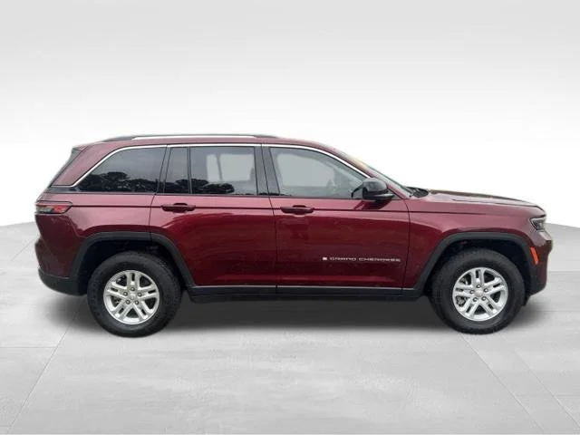Used 2023 Red Jeep Laredo image 10
