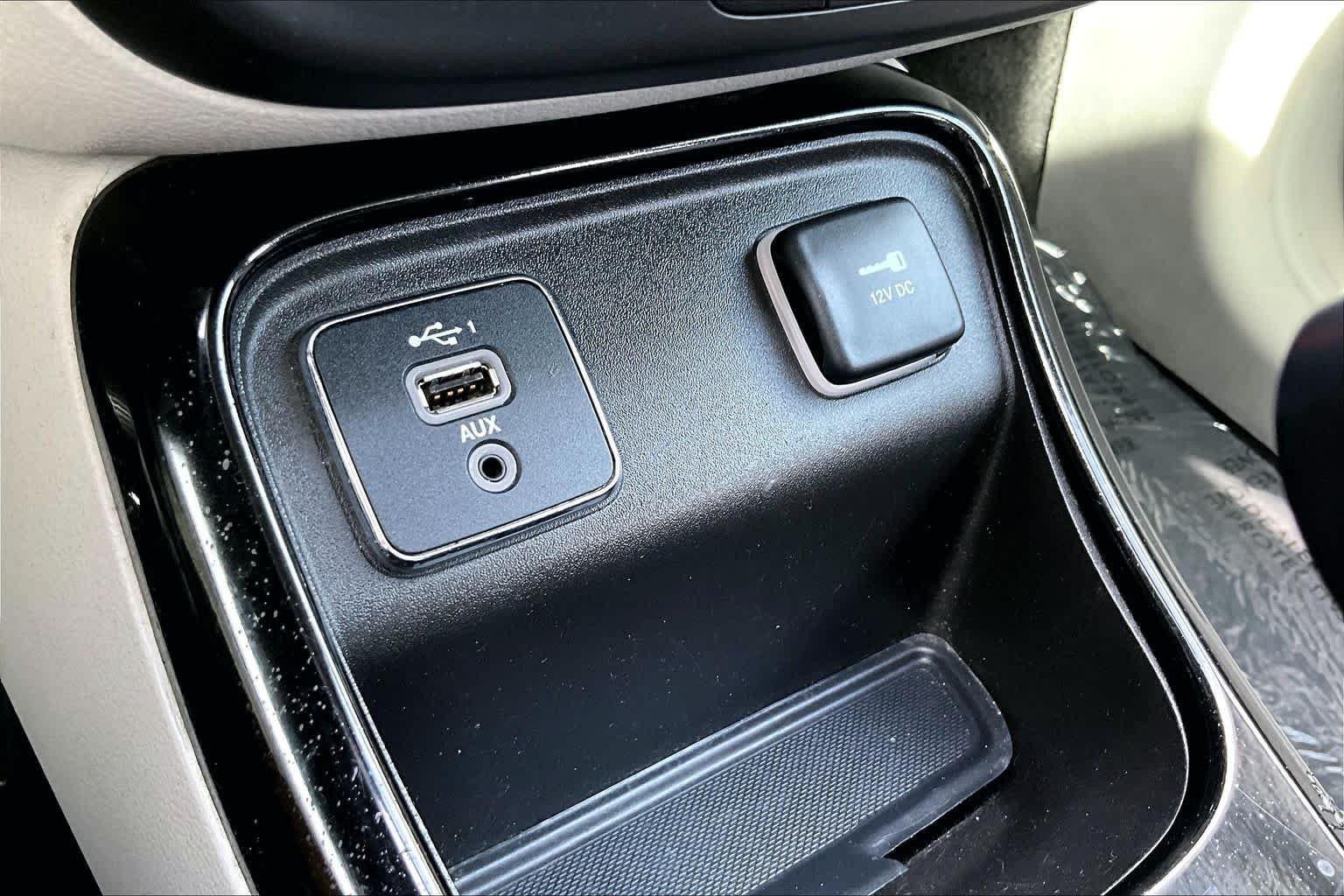 Used 2019 Diamond Black Crystal Pearlcoat Jeep Limited image 32