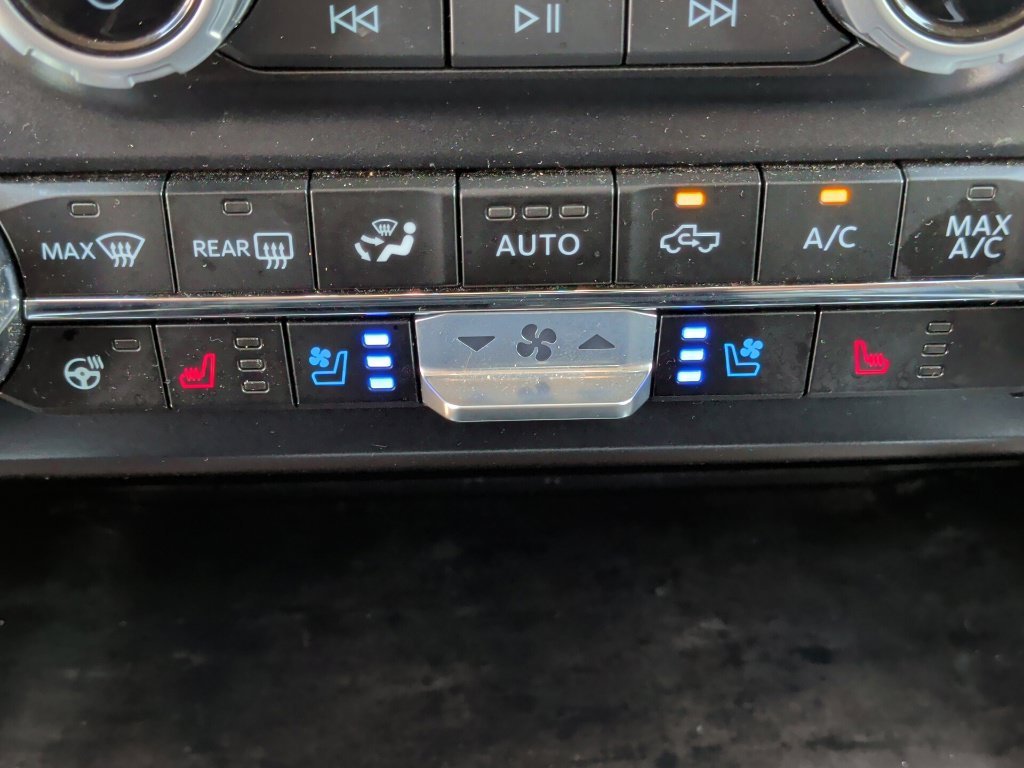 Used 2024 Iconic Silver Metallic Ford Lariat image 30