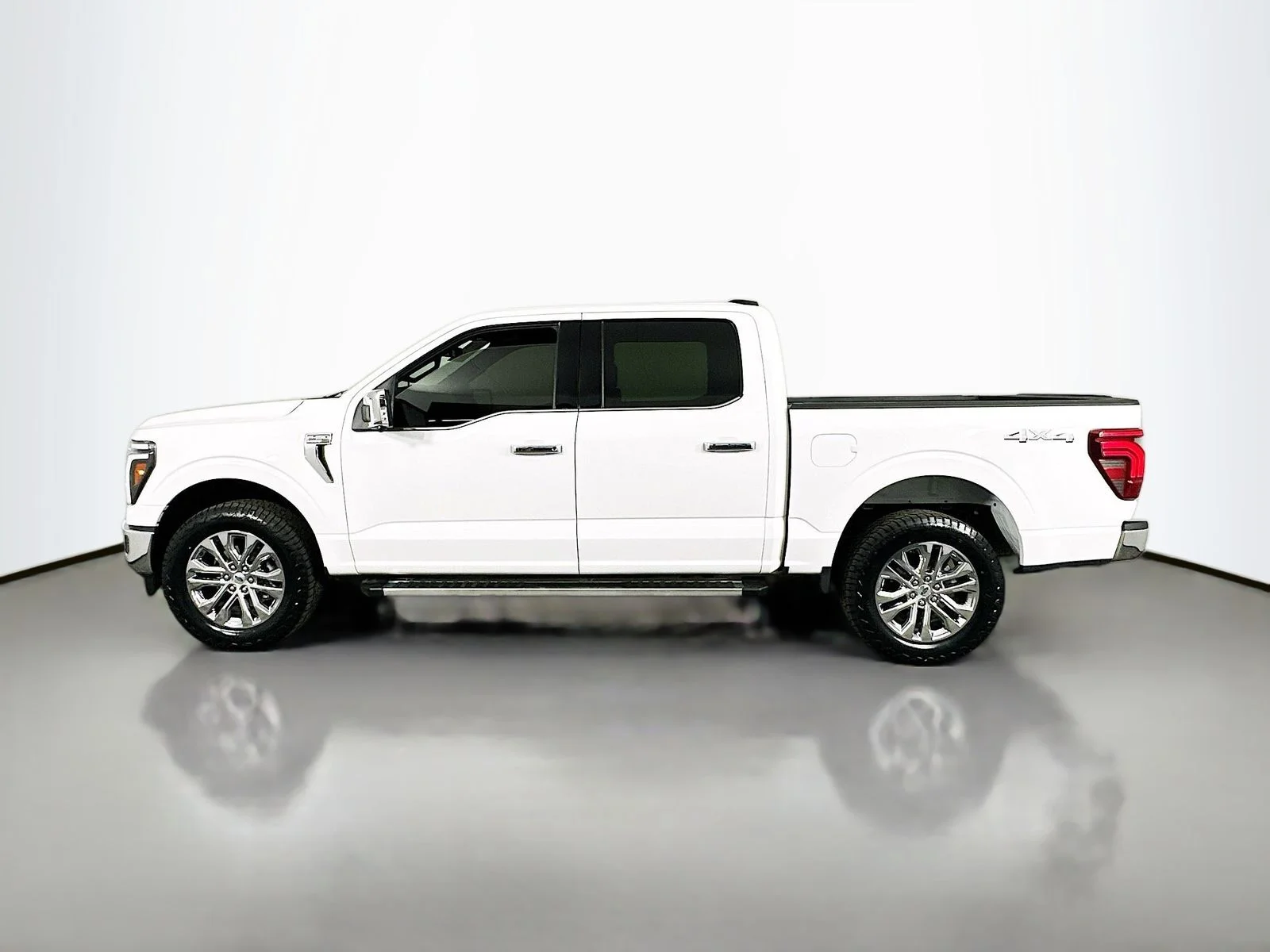Used 2025 Oxford White Ford Lariat image 4