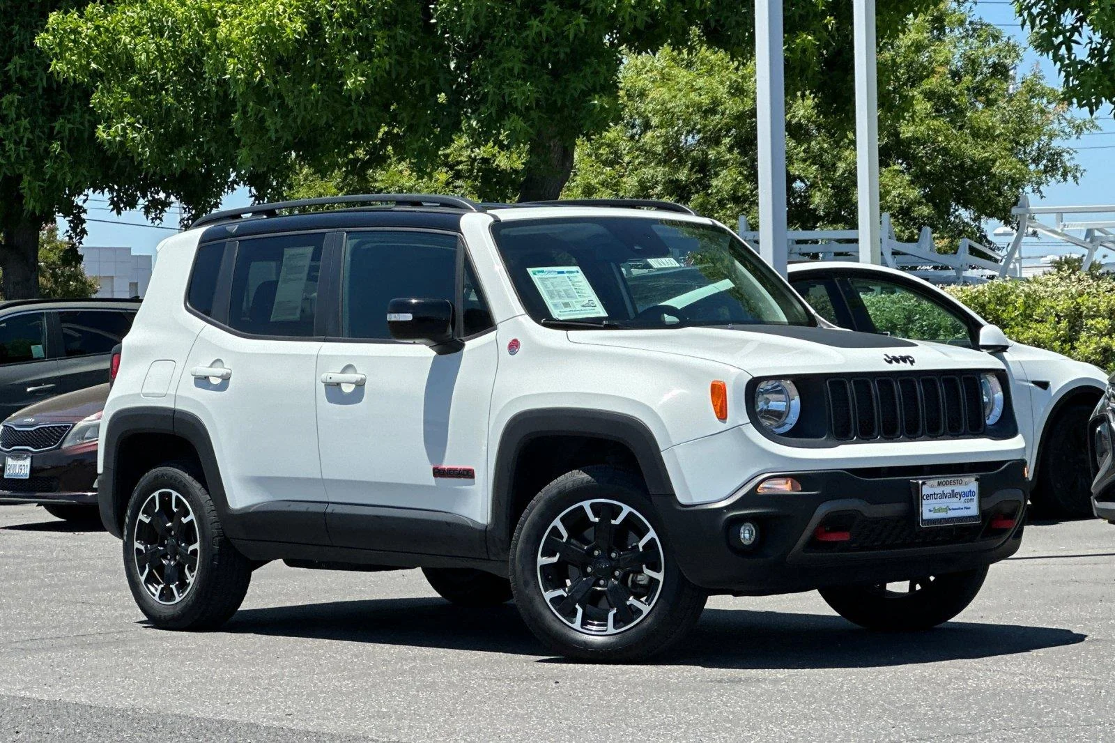 Used 2023 WHITE JEEP UT image 1