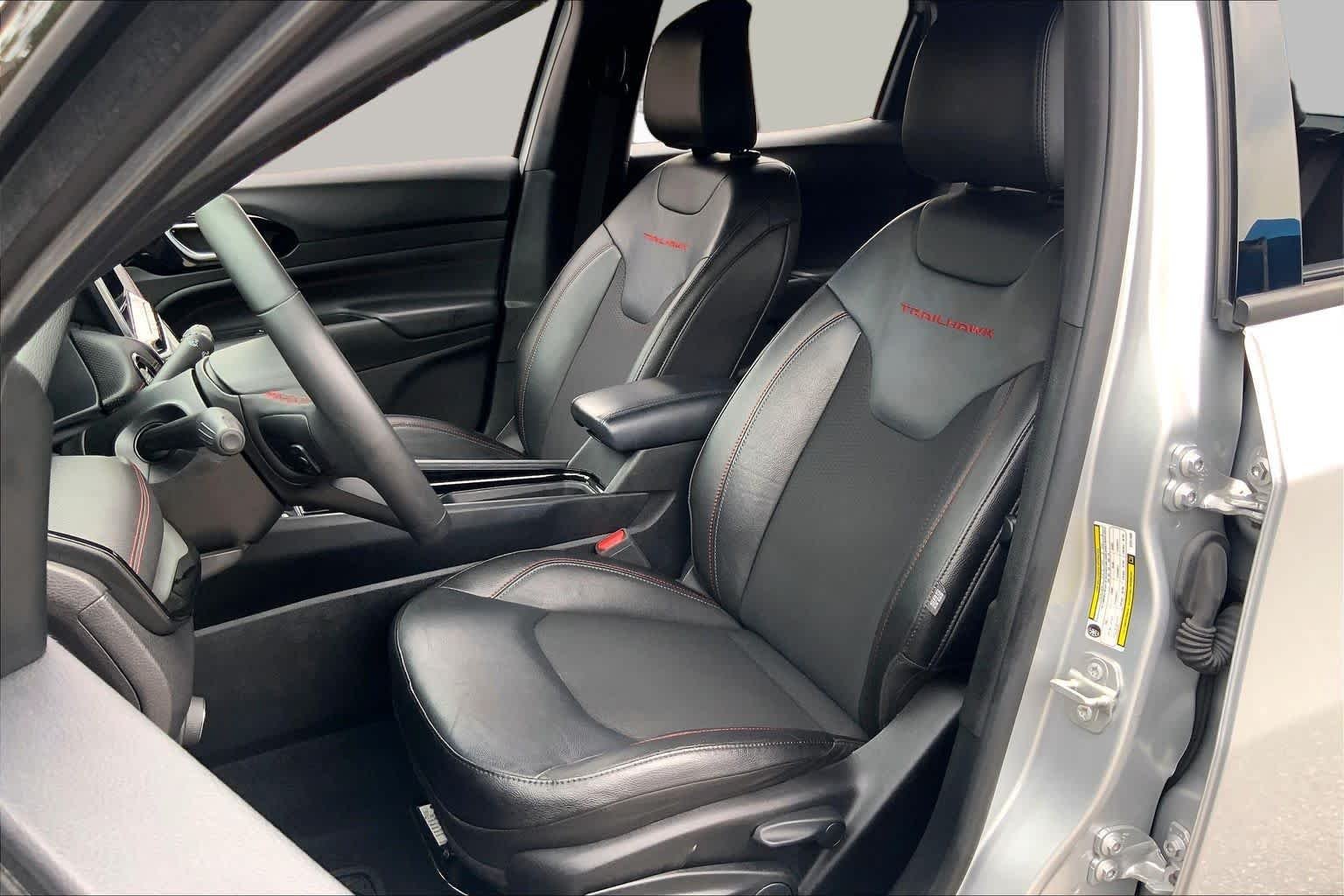 Used 2025 Silver Zynith Metallic Clearcoat Jeep Trailhawk image 7