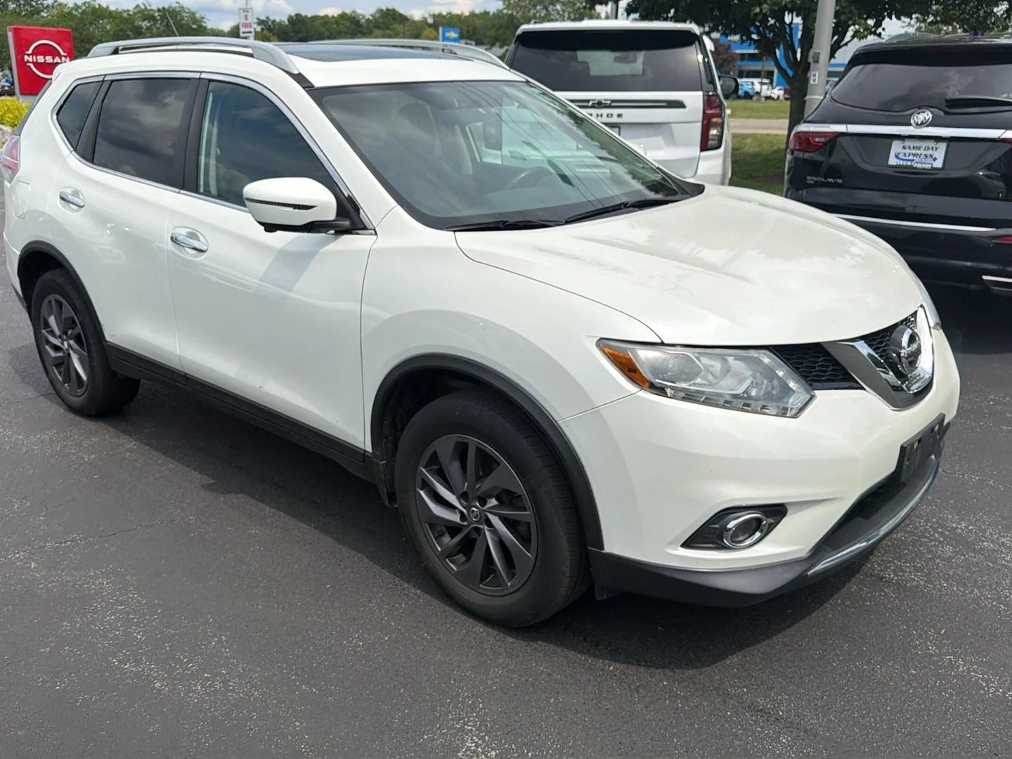 Used 2016 Pearl White Nissan SL image 2