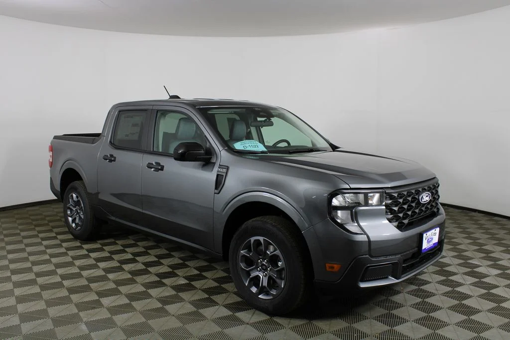 New 2026 Oxford White Ford XLT image 1