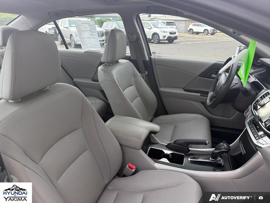 Used 2014 Alabaster Silver Metallic Honda EX-L image 22