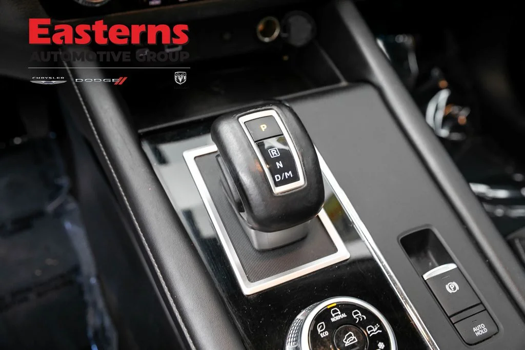 Used 2022 White Mitsubishi SE image 13