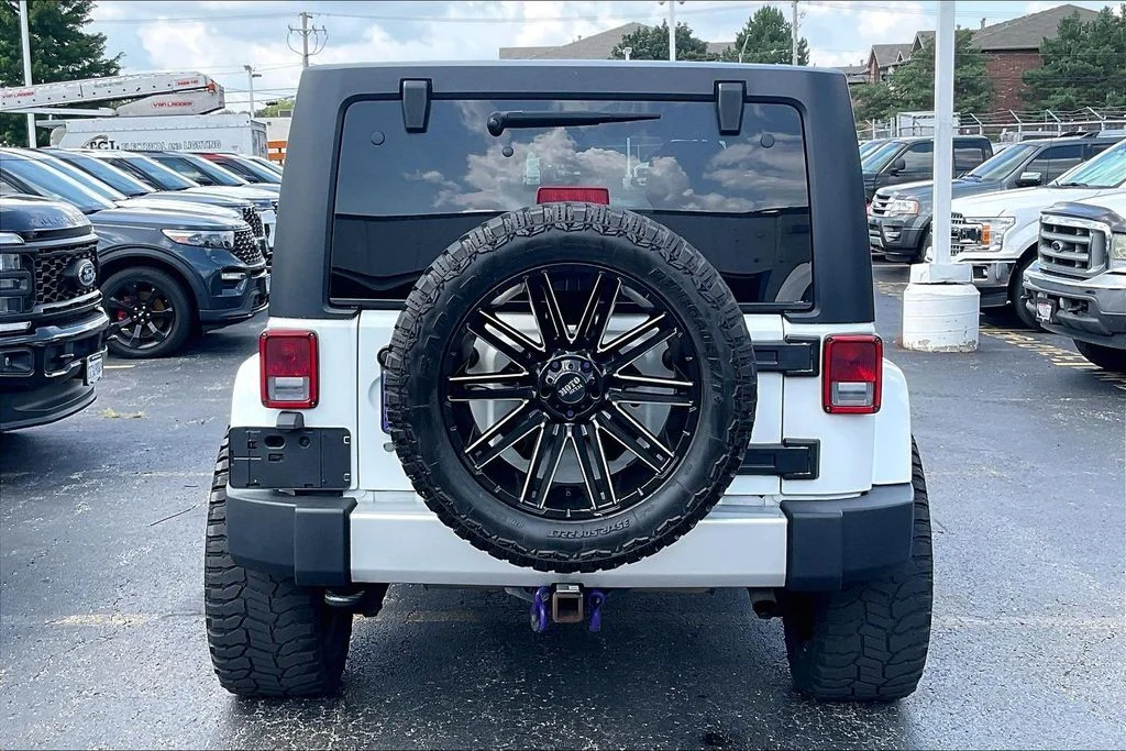 Used 2015 White Jeep Unlimited Sahara image 3