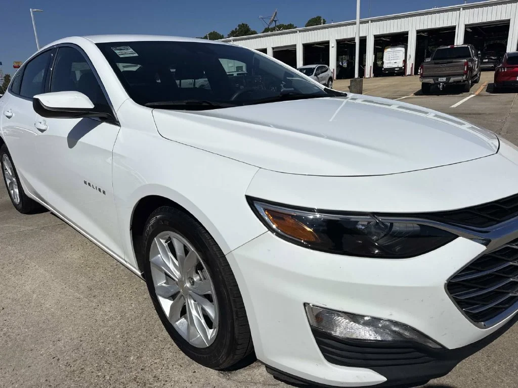 Used 2025 White Chevrolet LT image 3