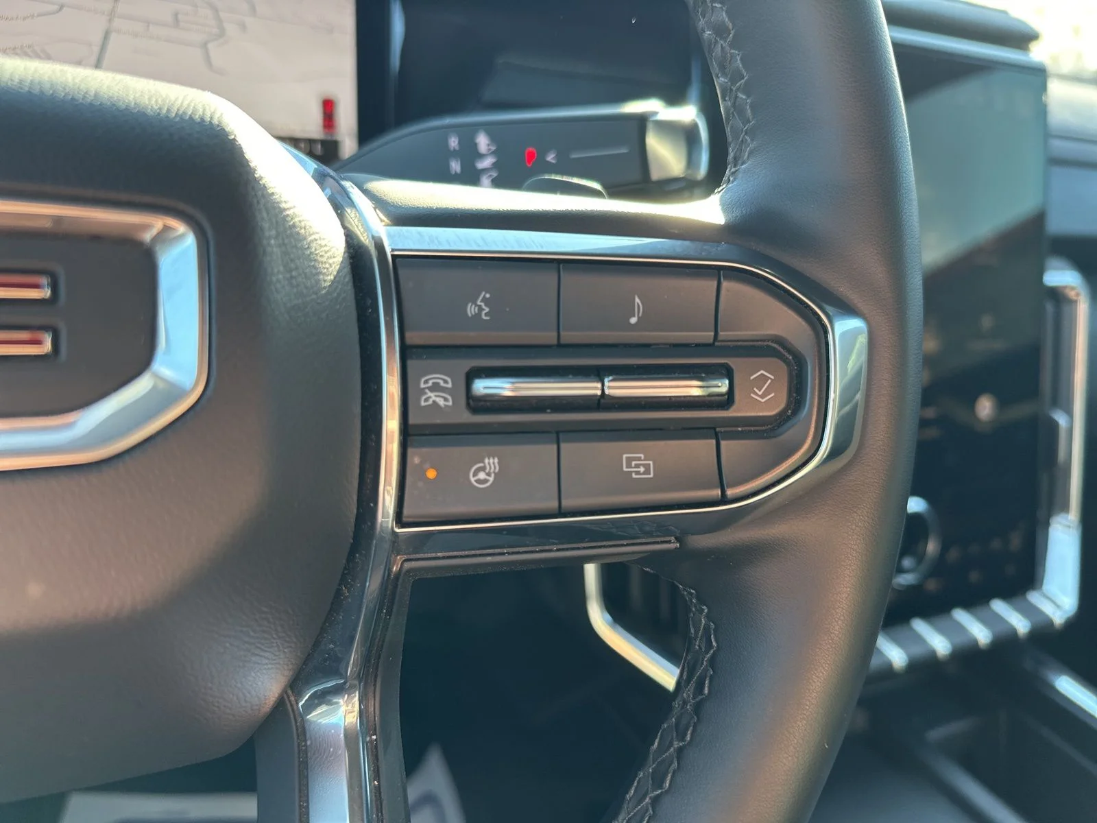 Used 2025 White GMC Elevation image 35