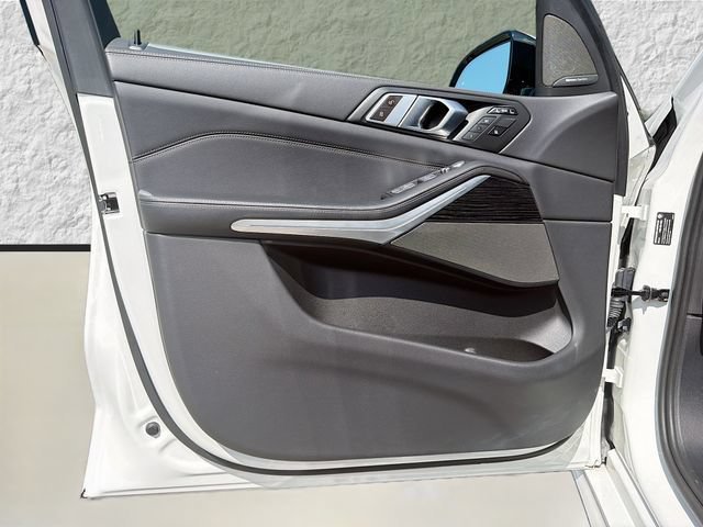 Used 2024 Alpine White BMW xDrive40i image 24