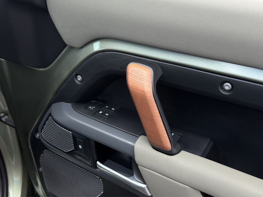 Used 2023  Land Rover X image 17