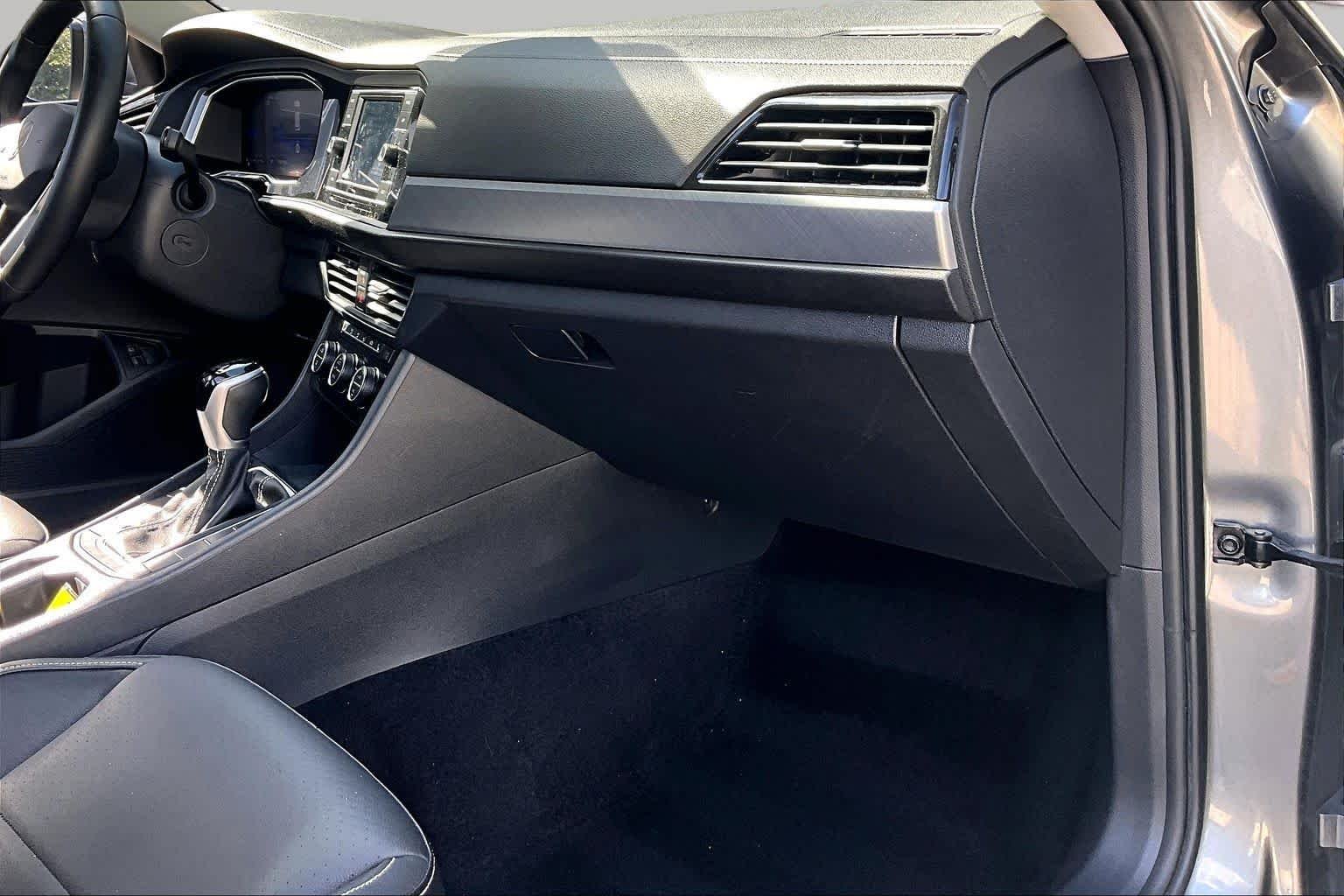 Used 2022 Platinum Gray Metallic Volkswagen SE image 18