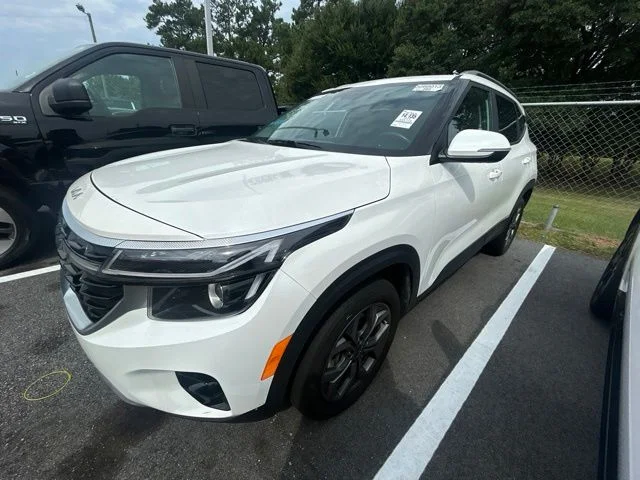 Used 2024 White Kia S image 3