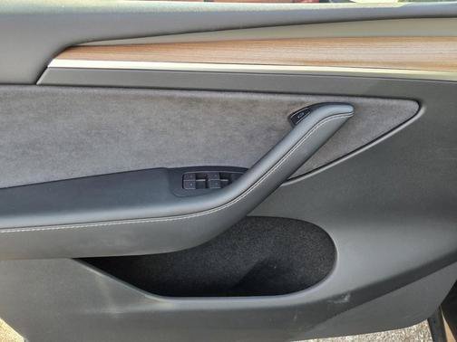Used 2022  Tesla Performance image 17