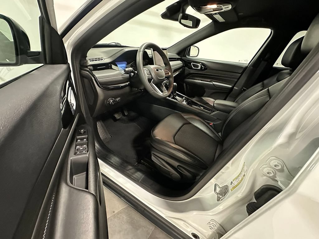 Used 2023  Jeep Altitude image 18