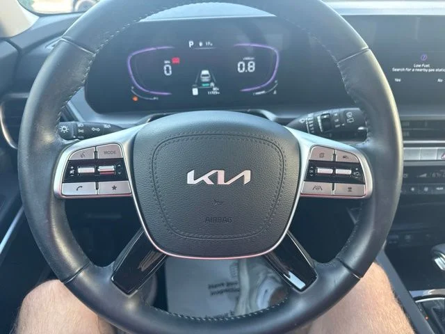 Used 2025 White Kia S image 31