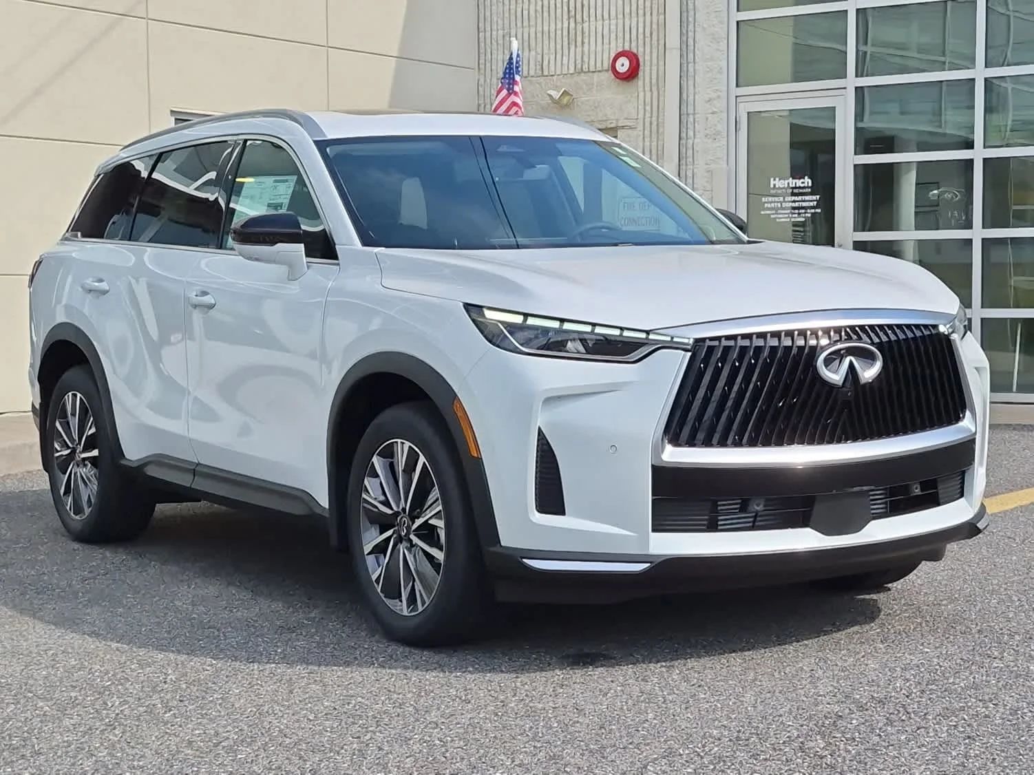 New 2027 MINERAL BLACK INFINITI Luxe AWD image 2