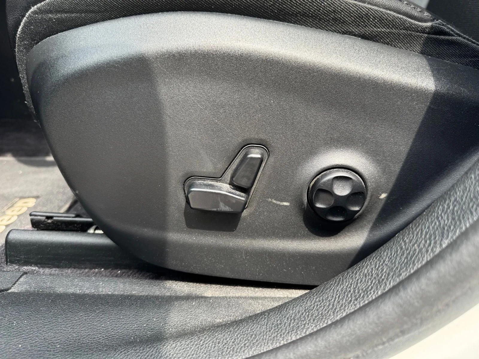 Used 2019 White Jeep Latitude Plus image 9