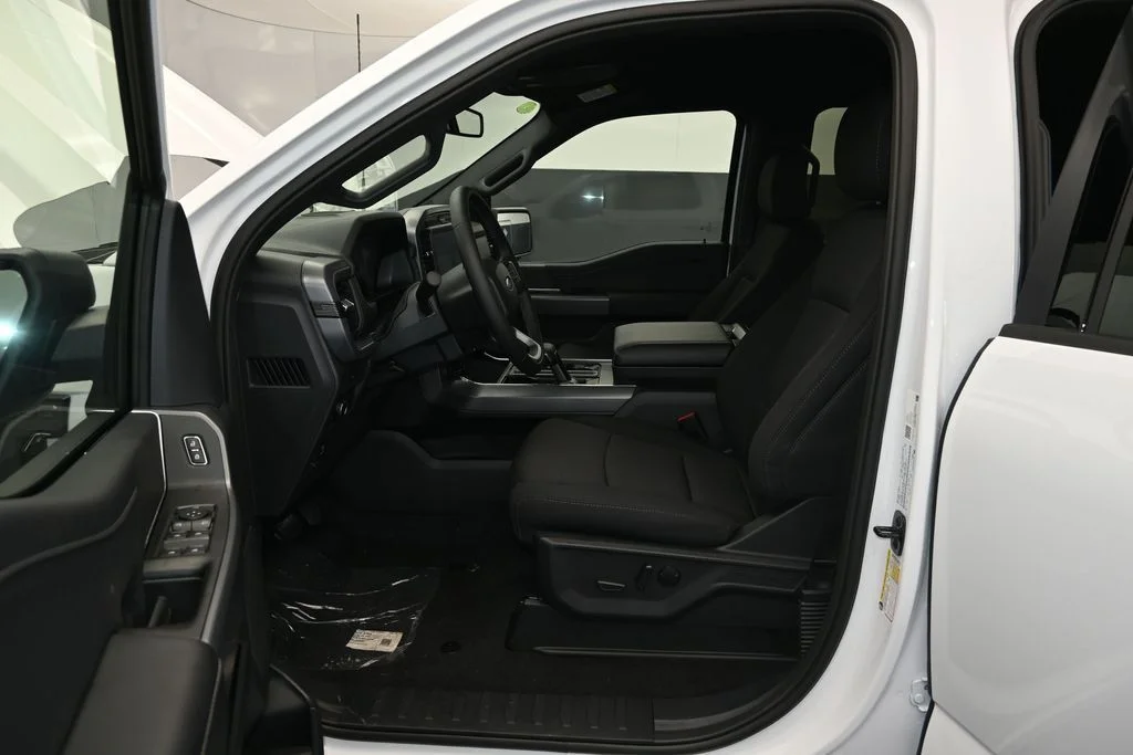 New 2026 Oxford White Ford XLT image 16
