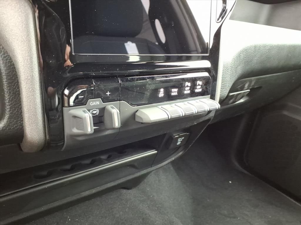 New 2026 Diamond Black Crystal Pearl-Coat Exterior Paint RAM Tradesman image 20