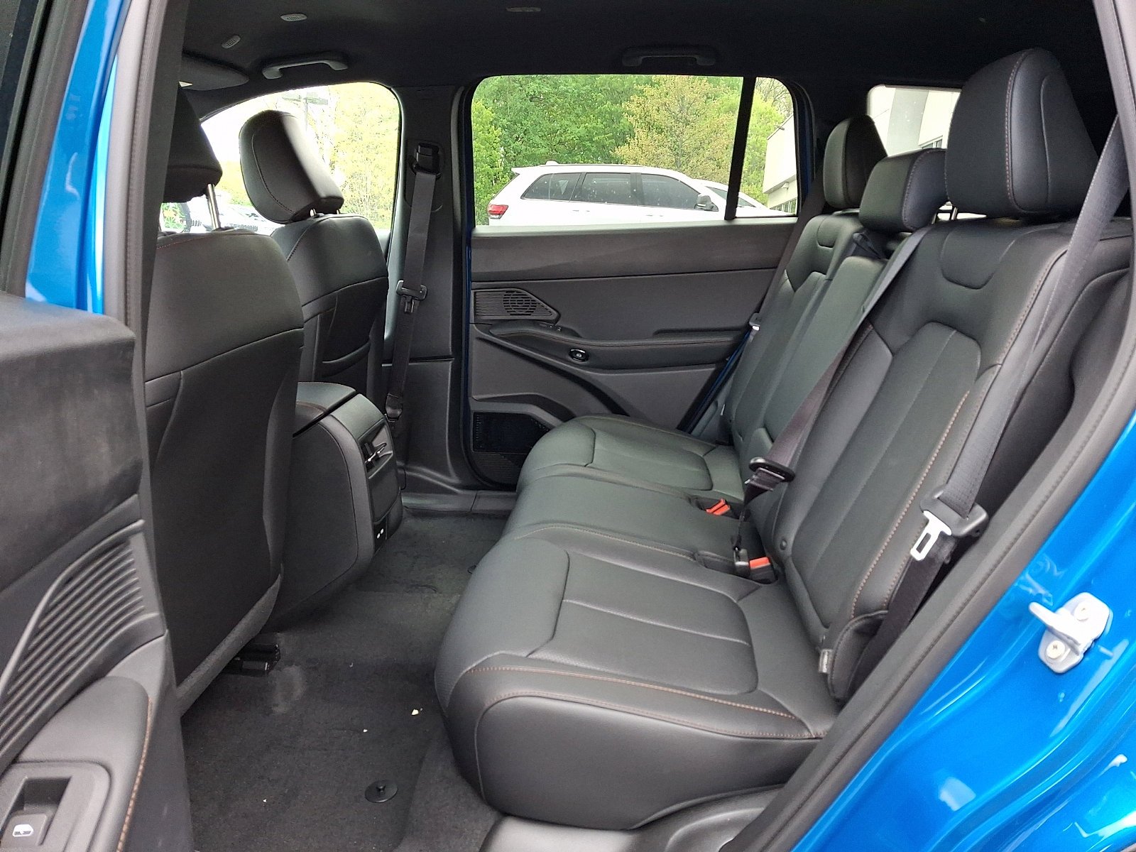 New 2026 Hydro Blue Pearl-Coat Exterior Paint Jeep Limited image 6