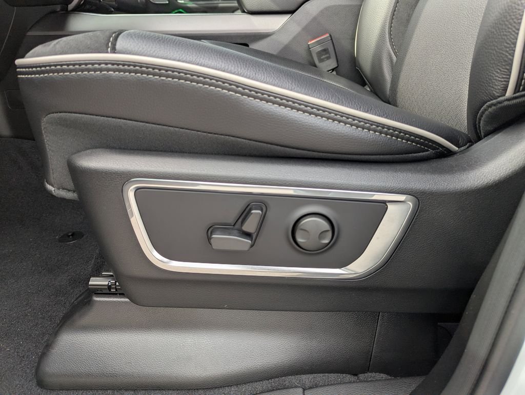 New 2026 Bright White Clear-Coat Exterior Paint Ram Laramie image 13