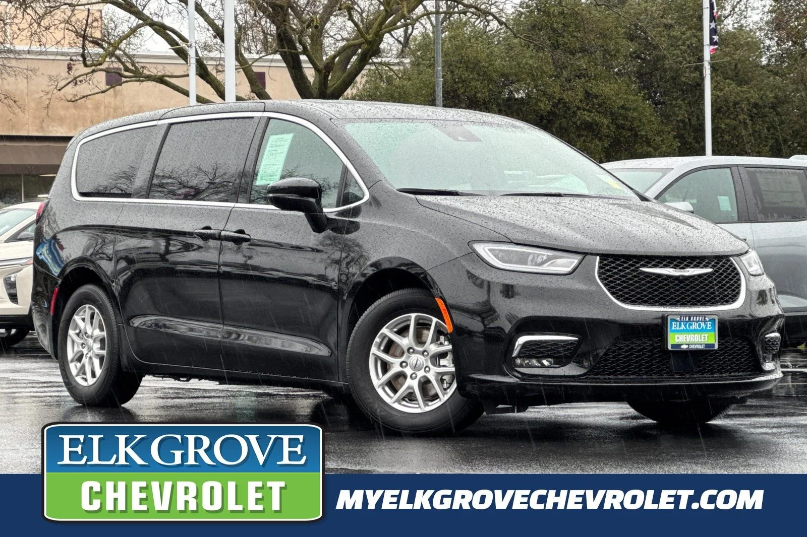 2025 Chrysler Pacifica Select's photo