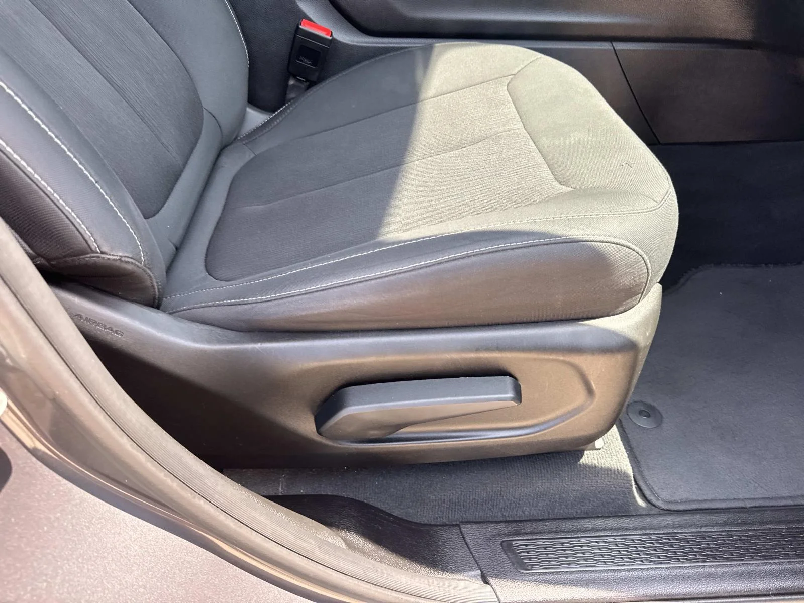 Used 2024 Baltic Gray Metallic Clearcoat Jeep Laredo image 11
