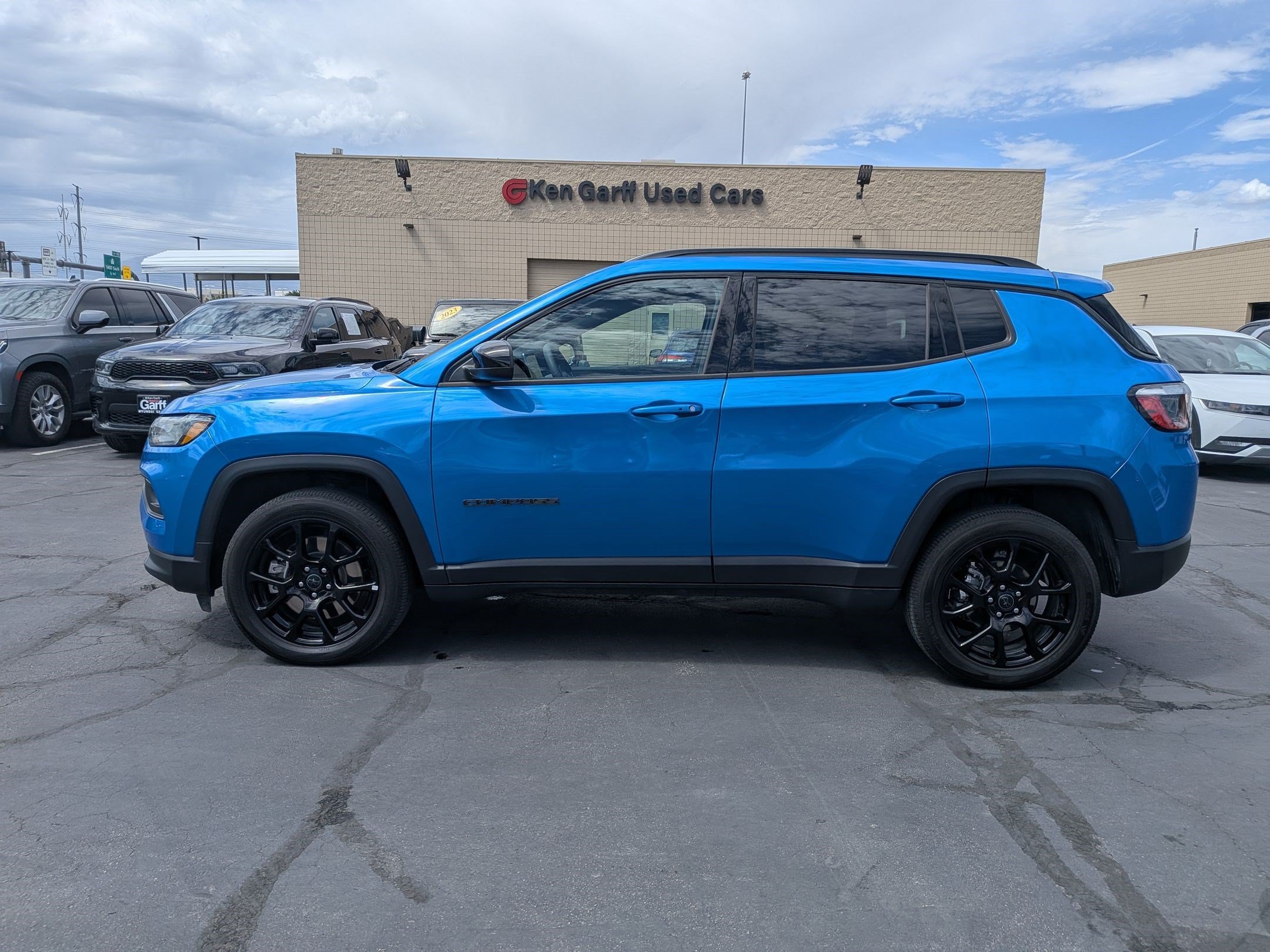 Ken Garff Cert 2025 Hydro Blue Pearlcoat Jeep Latitude image 5