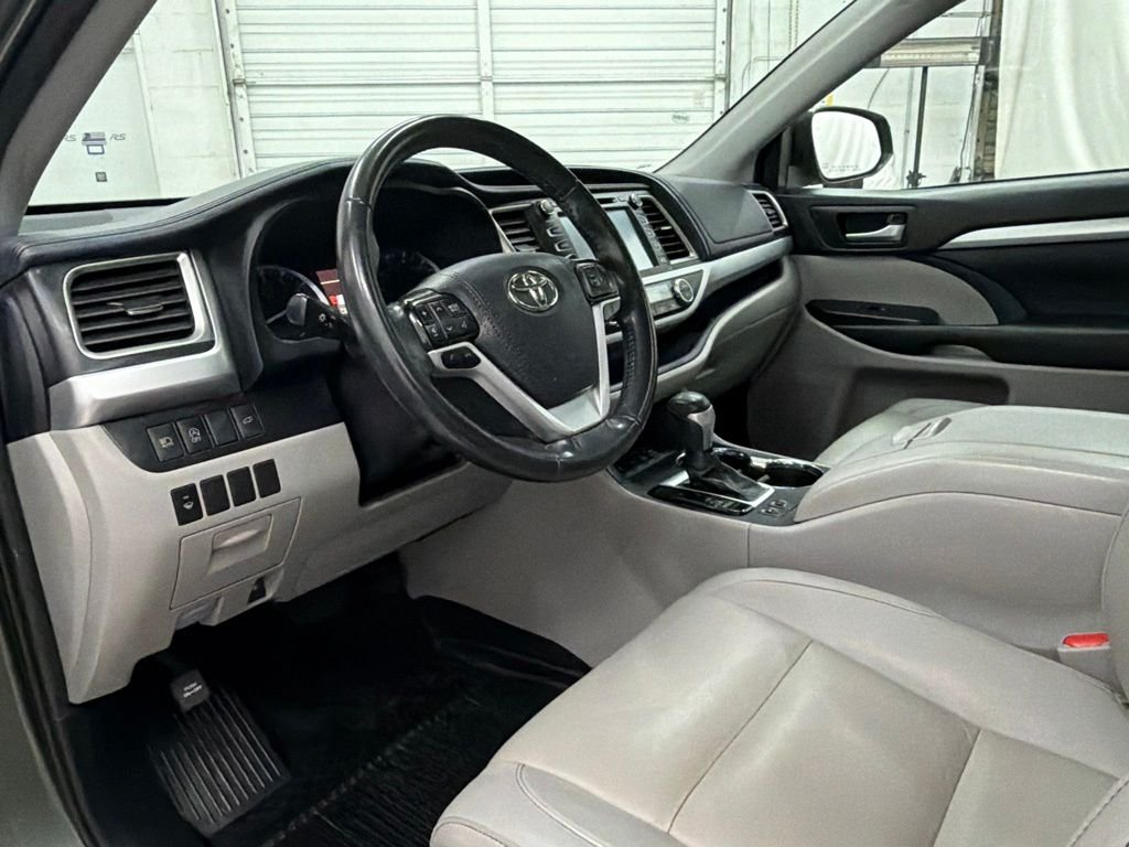 Used 2019 Green Toyota XLE image 9
