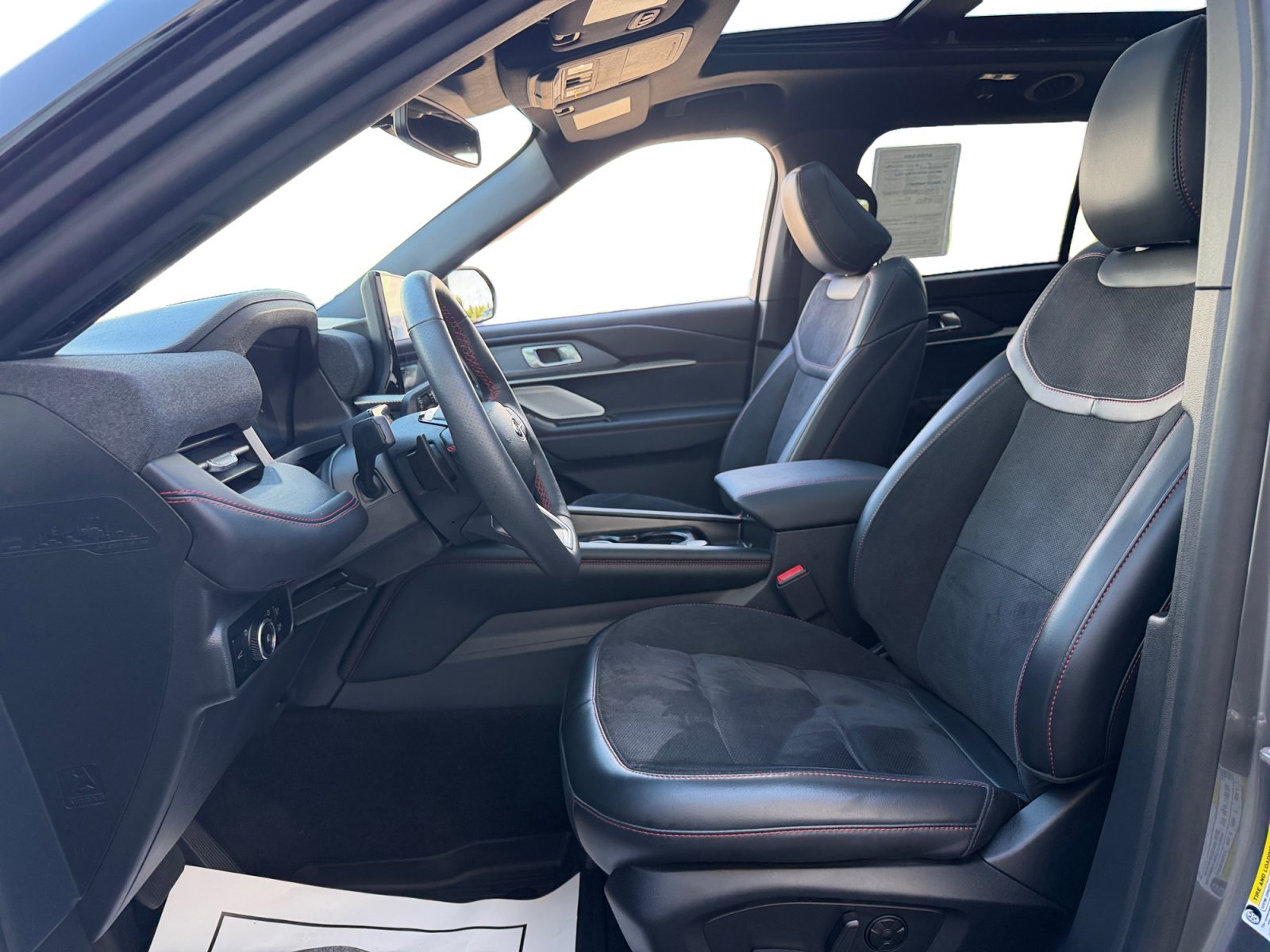 2025 Ford Explorer ST - Photo 8