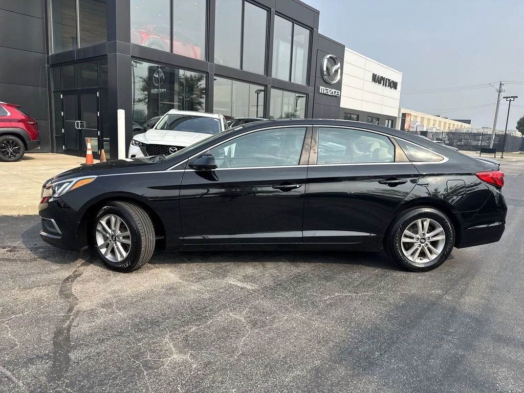 Used 2017 Black Hyundai SE image 8