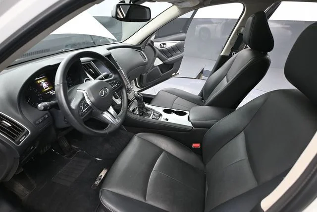 Certified Used 2024 White INFINITI LUXE image 17