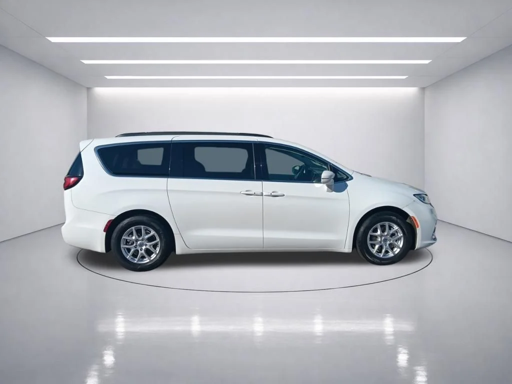 Used 2022 Bright White Clearcoat Chrysler Touring L image 8