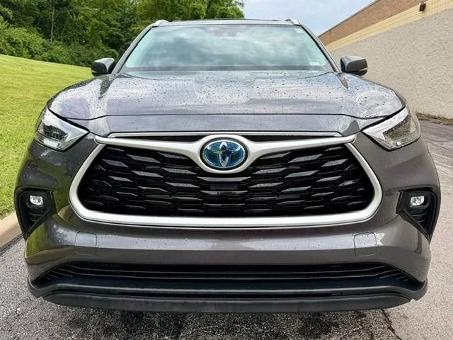 Used 2022 Gray Toyota XLE image 3
