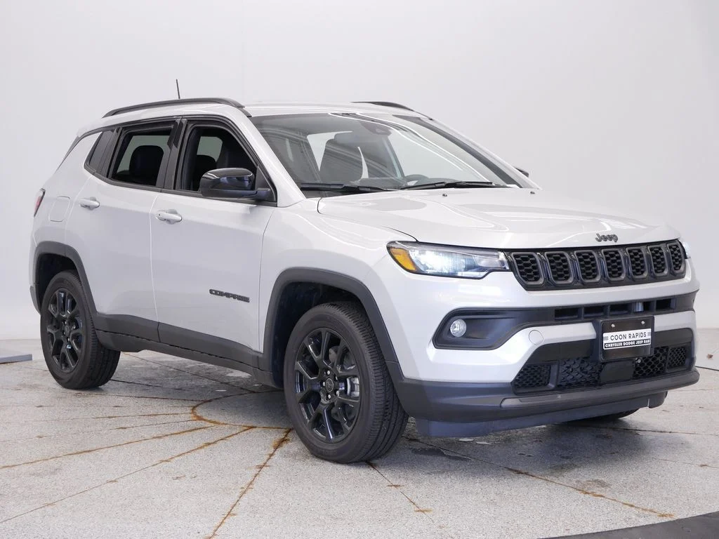New 2026 Silver Zynith Metallic Clearcoat Jeep Latitude image 9
