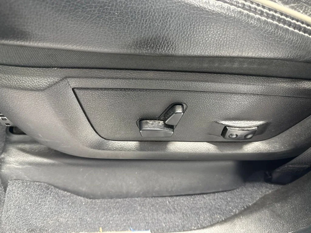 Used 2019 Blue Ram Laramie image 16